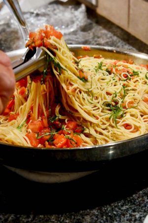 Linguine alla Caprese (A Fresh and Easy Tomato Sauce) - Mia's Cucina